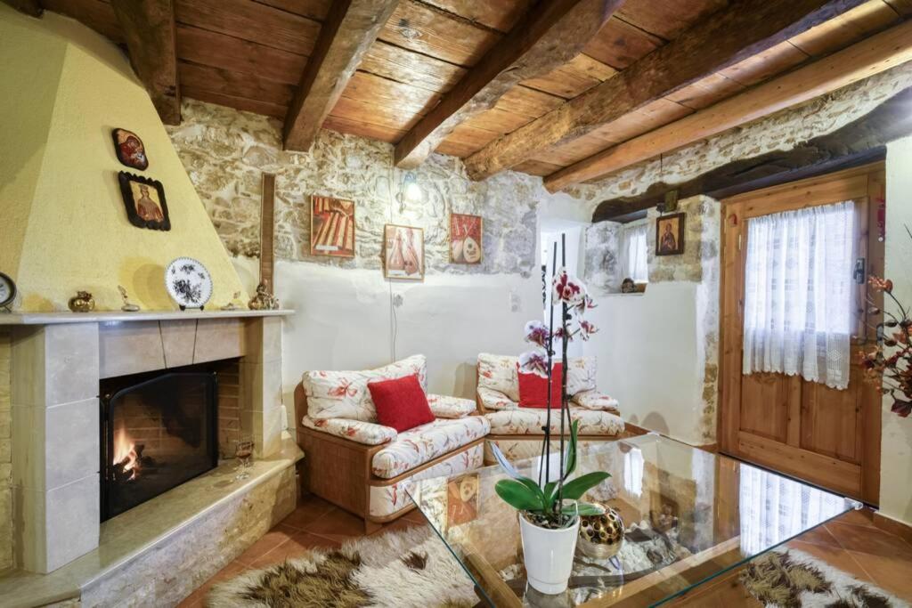 Traditional Cretan Stone House In The Center Of Crete Litos Exterior photo